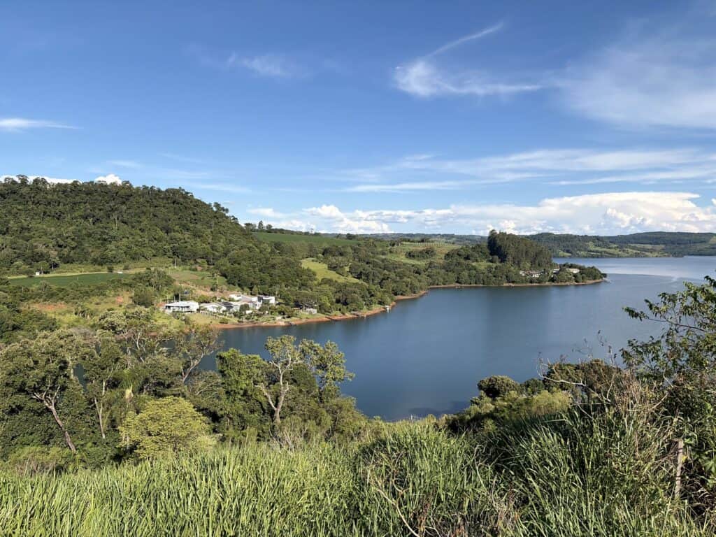 Vista panorâmica do loteamento de chácaras pé na água Recanto no Lago no alagado de Mangueirinha PR.